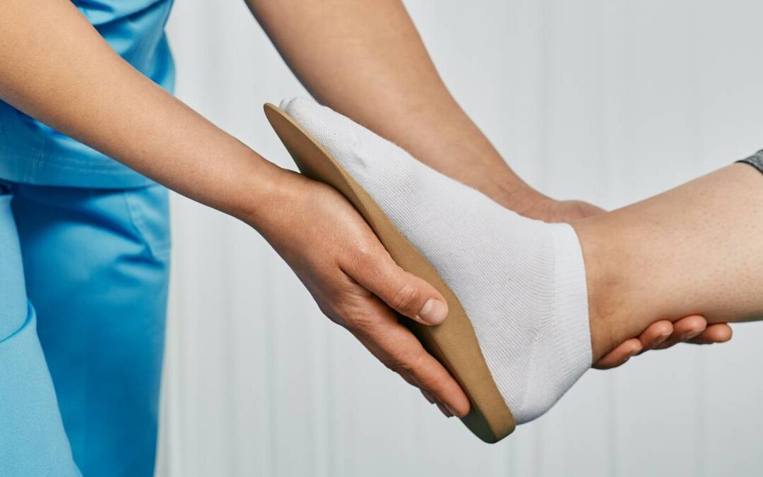 Как ортопедические стельки могут помочь при лечении болей в коленях и спине